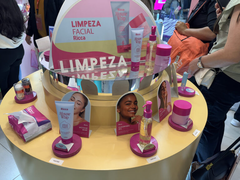 Produtos de limpeza facial Ricca, incluindo mousse e cleansing oil, expostos no estande da marca na Beauty Fair 2025.