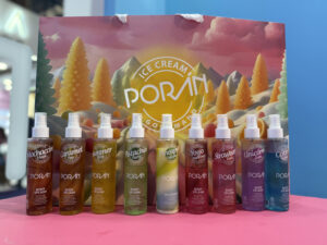 Fragrâncias da linha Ice Cream Gourmand Poran expostas na Beauty Fair 2025, incluindo Mocha, Caramel, Pistachio, Yogo e Strawberry.