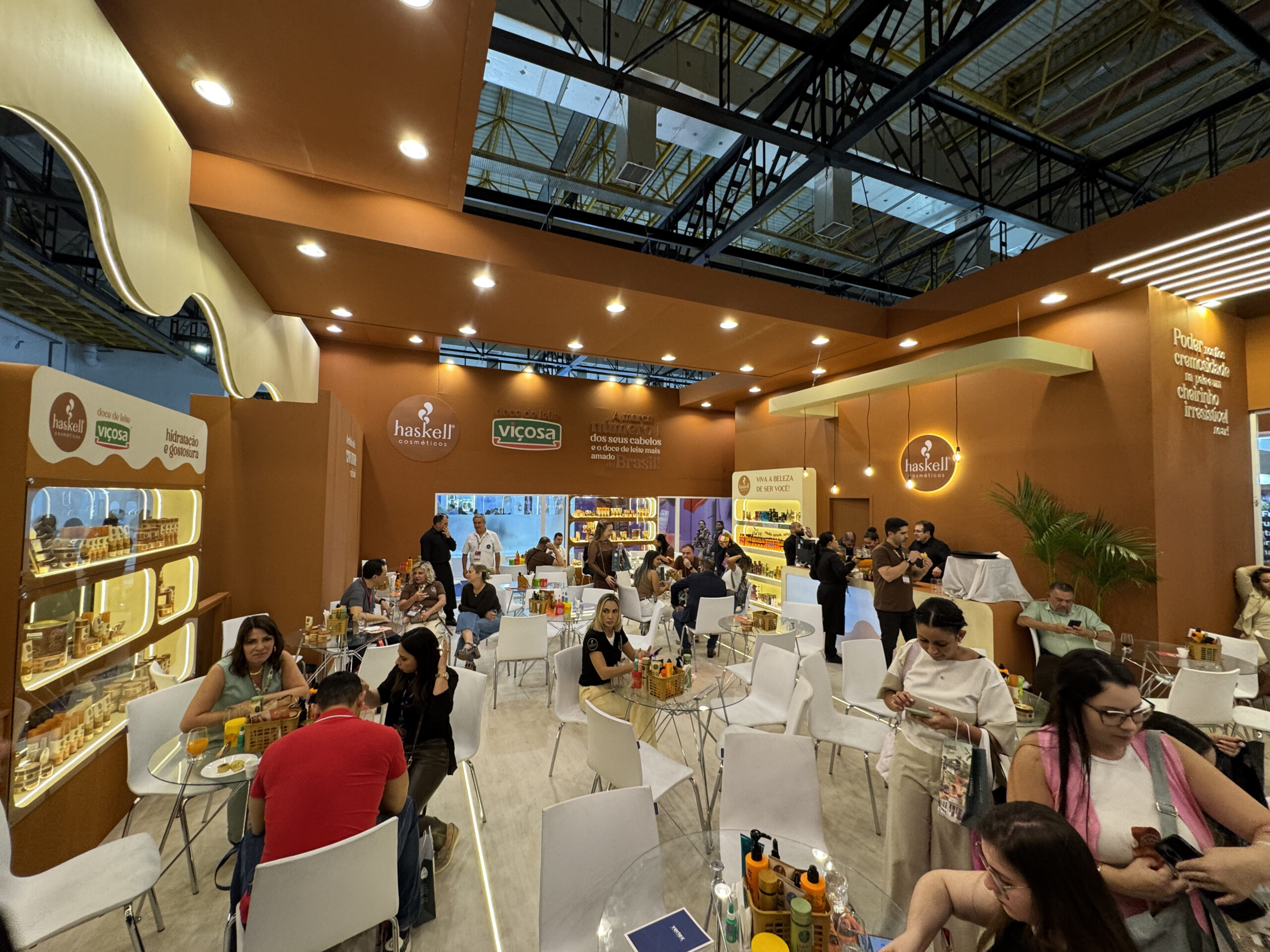 Estande da Haskell na Beauty Fair 2025 com área de negociação B2B, exposição de produtos e interação com lojistas e influenciadores.
