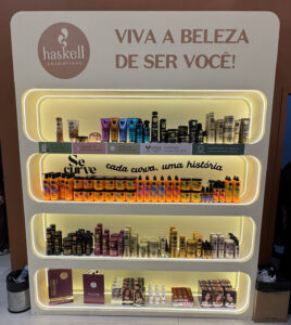 Prateleira da Haskell na Beauty Fair 2025 exibindo linhas completas de cuidados capilares e corporais, com destaque para a coleção C-Curve.