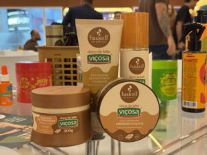 Produtos da linha Haskell Doce de Leite Viçosa expostos na Beauty Fair 2025, incluindo máscara de tratamento, hidratante corporal e esfoliante.