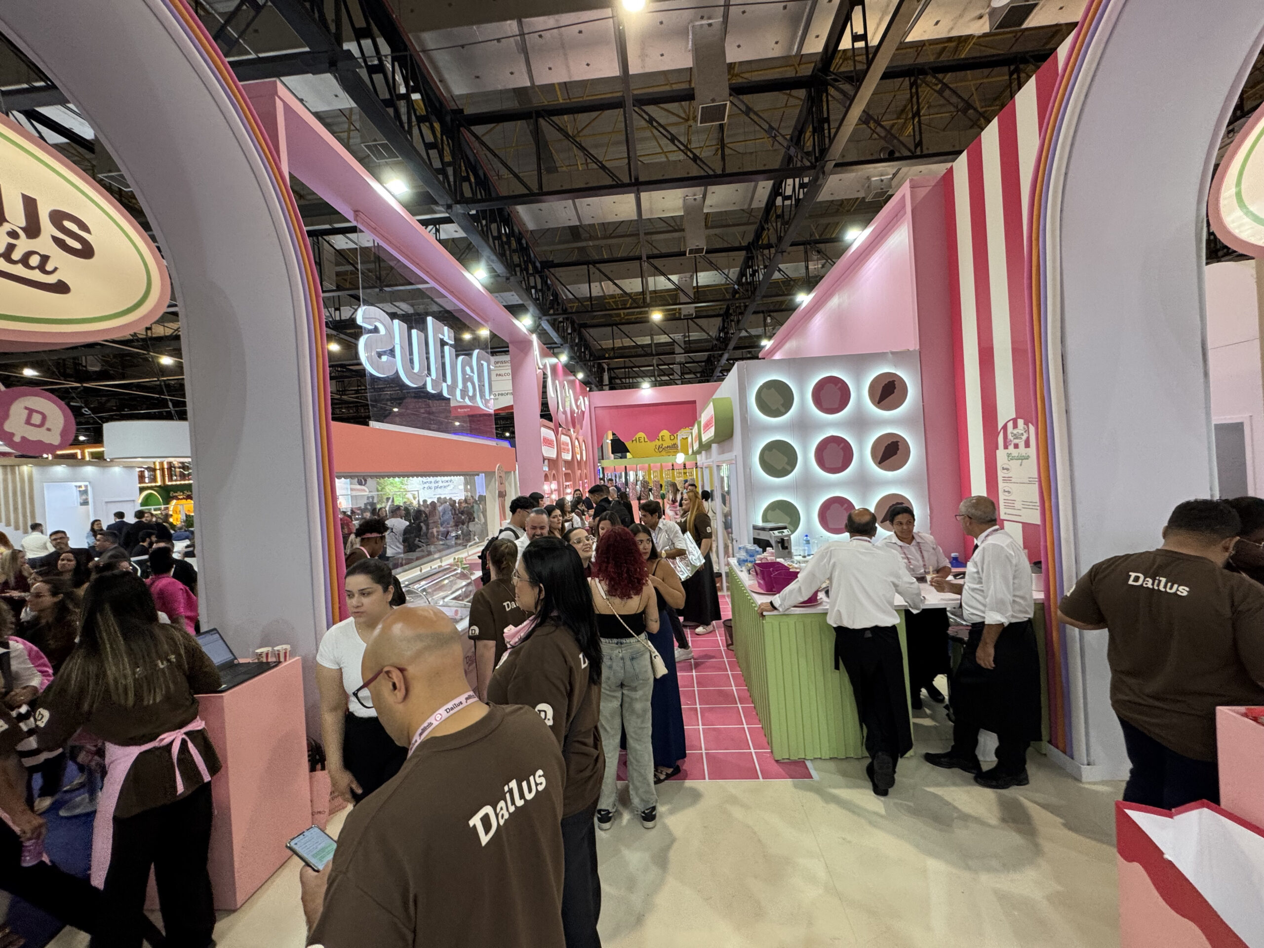 Estande da Dailus na Beauty Fair 2025 com decoração inspirada em gelateria, grande público visitando, ativações e experiências sensoriais.