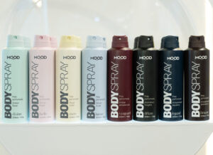 Linha completa de Body Spray Mood exibida em diferentes fragrâncias, em embalagens coloridas modernas, destacando opções femininas e masculinas da marca.
