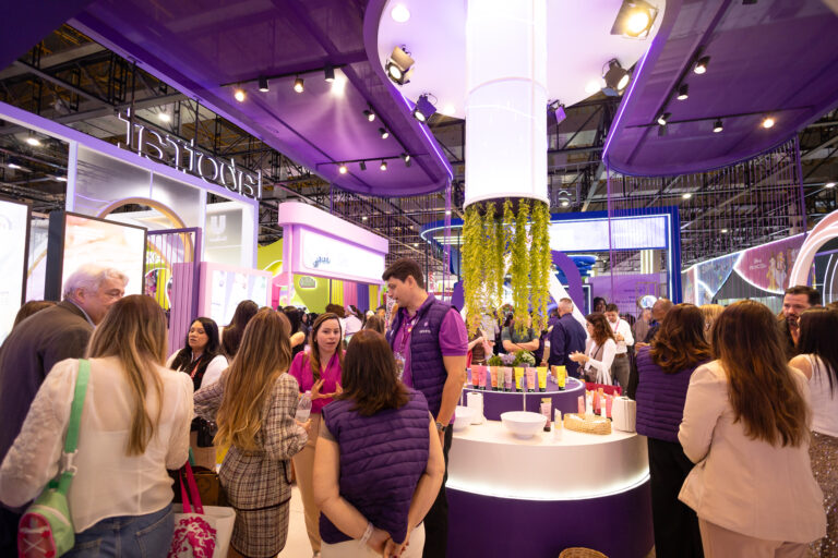Estande da Labotrat na Beauty Fair 2025 com grande público interagindo e conhecendo os lançamentos de skincare.