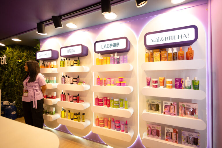 Exposição de linhas da Labotrat na Beauty Fair 2025 com destaque para Dermoskin, Diadia, Labpop e Vai & Brilha.