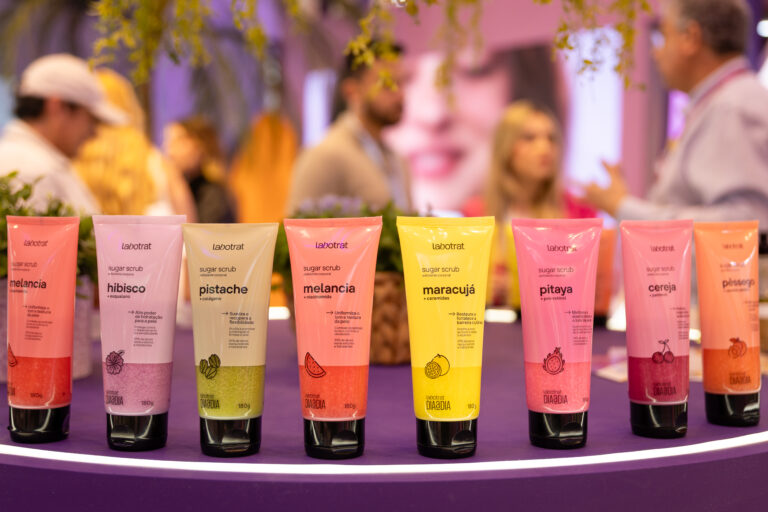 Linha Sugar Scrub da Labotrat exposta na Beauty Fair 2025 com versões em melancia, hibisco, pistache, maracujá, pitaya, cereja e pêssego.