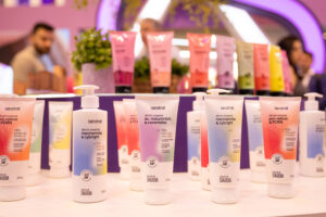 Exposição da linha de séruns corporais Labotrat na Beauty Fair 2025, incluindo fórmulas com pró-retinol, PDRN, ácido hialurônico e niacinamida.