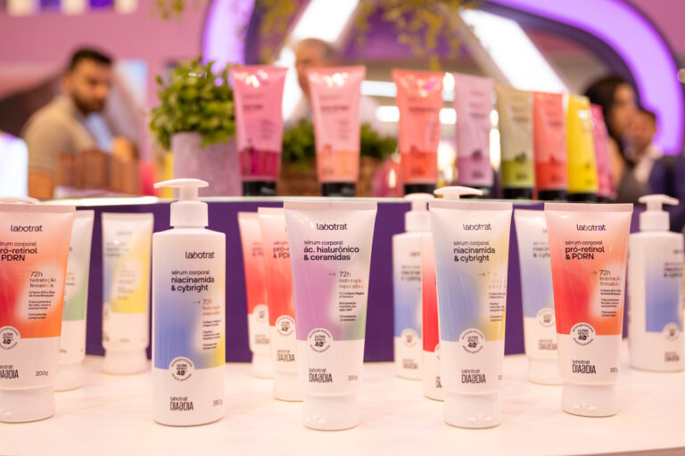 Exposição da linha de séruns corporais Labotrat na Beauty Fair 2025, incluindo fórmulas com pró-retinol, PDRN, ácido hialurônico e niacinamida.