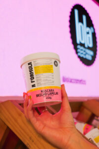 Máscara Brilho Lamelar da Lola Cosmetics em destaque, com fórmula impressa na embalagem, inovação apresentada na Beauty Fair 2025.