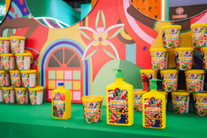 Coleção Bossa da Lola Cosmetics para crespos e cacheados, embalagens coloridas inspiradas no Brasil em exposição na Beauty Fair 2025.