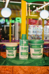 Linha Tannic Acid da Lola Cosmetics com shampoo, máscara e tratamento capilar para longevidade dos fios em exposição na Beauty Fair 2025.