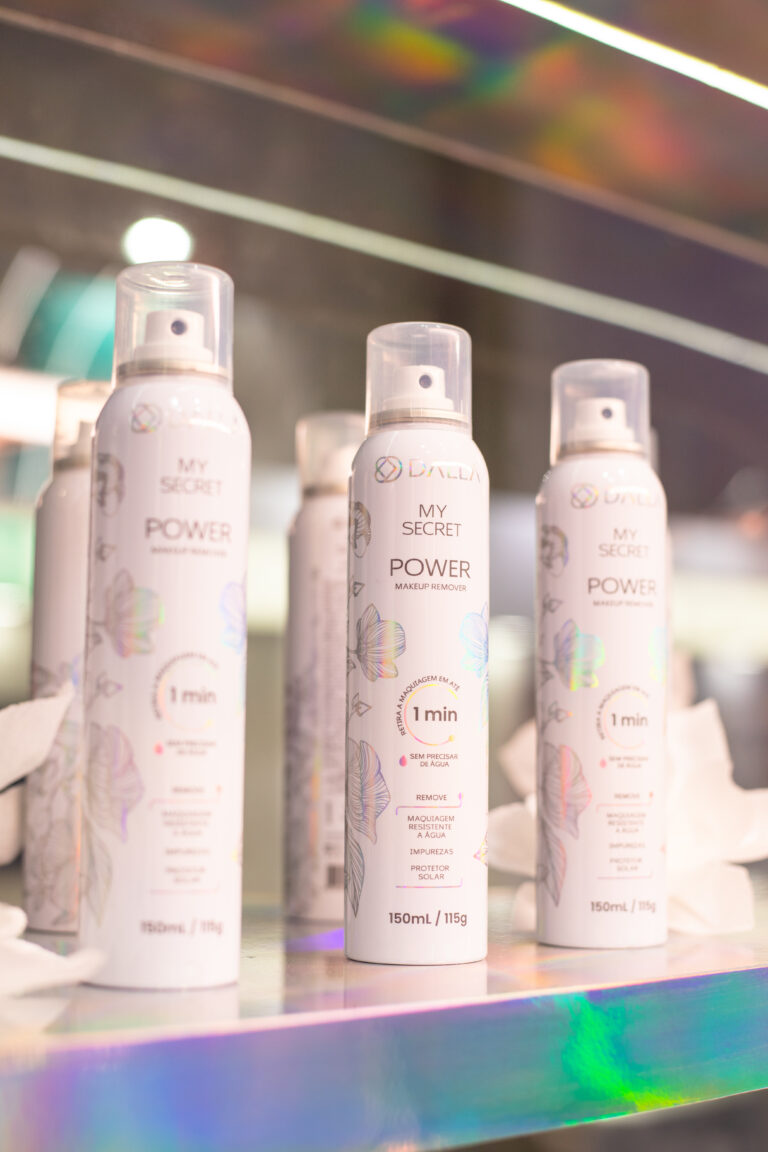 Removedor de maquiagem em aerosol Dalla My Secret Power, pioneiro no Brasil, exibido durante a Beauty Fair 2025.