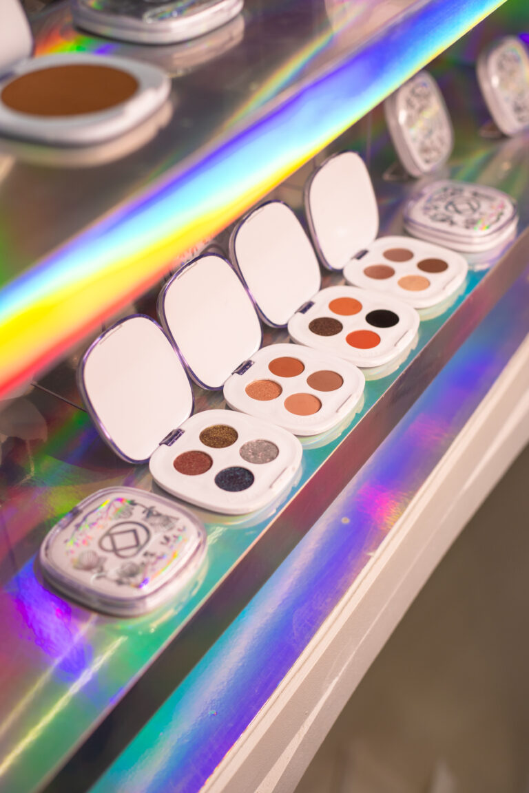 Quartetos de sombras Dalla My Secret, em embalagens compactas com cores versáteis e acabamentos cintilantes, apresentados na Beauty Fair 2025.