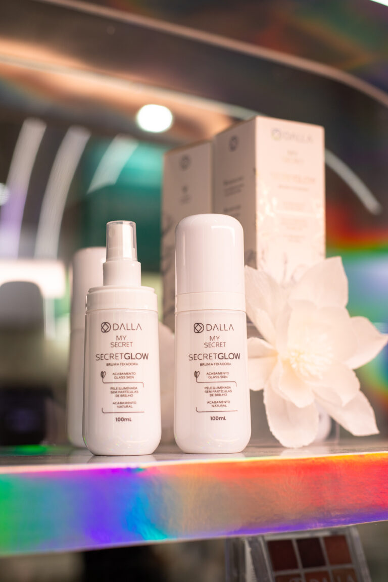 Bruma fixadora Dalla My Secret Secret Glow, com efeito Glass Skin inspirado no skincare coreano, lançada na Beauty Fair 2025.