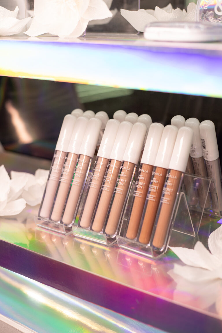 Linha de corretivos Dalla My Secret Skin exposta na Beauty Fair 2025, com diversas tonalidades e fórmula enriquecida com ativos de skincare.