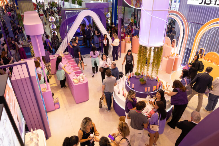 Vista aérea do estande da Labotrat na Beauty Fair 2025 mostrando a área de experimentação de produtos e interação com visitantes.