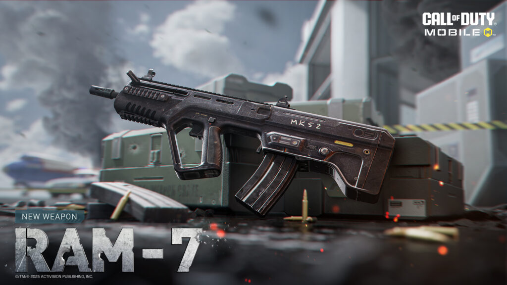 Call of Duty: Mobile apresenta a nova arma RAM-7, um rifle de assalto moderno com design robusto, pronto para batalhas intensas. A imagem destaca o nível de realismo gráfico, com detalhes no armamento e cenário militar ao fundo, reforçando a imersão da Temporada 8 Twilight Heist.