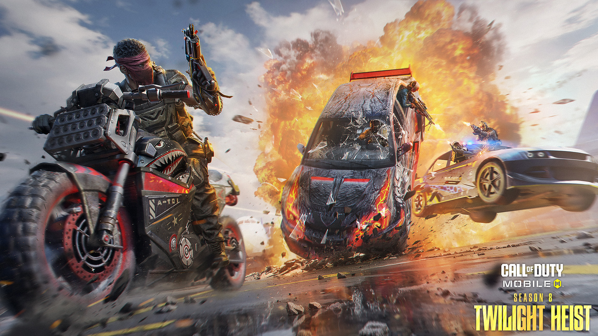 Call of Duty: Mobile Season 8 Twilight Heist mostra uma intensa cena de ação com explosões, veículos blindados e combate em alta velocidade. Um soldado armado em uma moto estilizada enfrenta carros em chamas e inimigos atirando, transmitindo a atmosfera caótica e eletrizante do jogo. A imagem destaca o dinamismo, os gráficos realistas e a adrenalina das batalhas características de Call of Duty: Mobile.