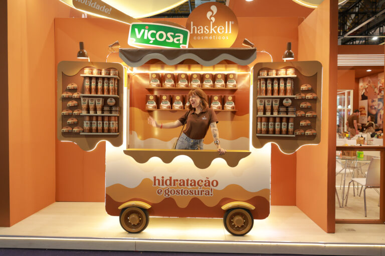 Quiosque temático da Haskell com a linha Doce de Leite Viçosa na Beauty Fair 2025, destacando hidratação e aroma gourmand.