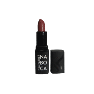 Batom Catharine Hill Na Boca tom tarde, vermelho intenso para looks marcantes e sofisticados.