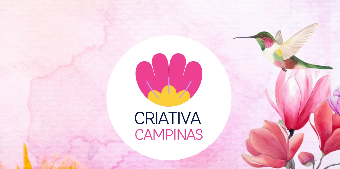 Logo oficial do evento Criativa Campinas 2025 sobre fundo aquarelado em tons de rosa, com flor estilizada e beija-flor ilustrado ao lado.