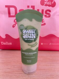 Sabonete Esfoliante Dailus Sweet Skin Ice Cream com partículas crocantes e efeito de renovação da pele.