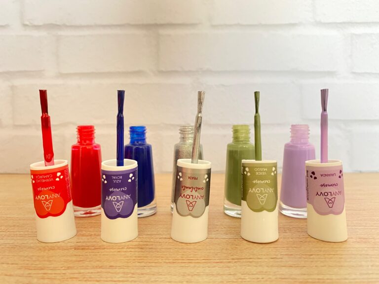 Pincéis abertos dos esmaltes Any Lovy mostrando as cores cremosas e cintilantes sobre fundo claro.