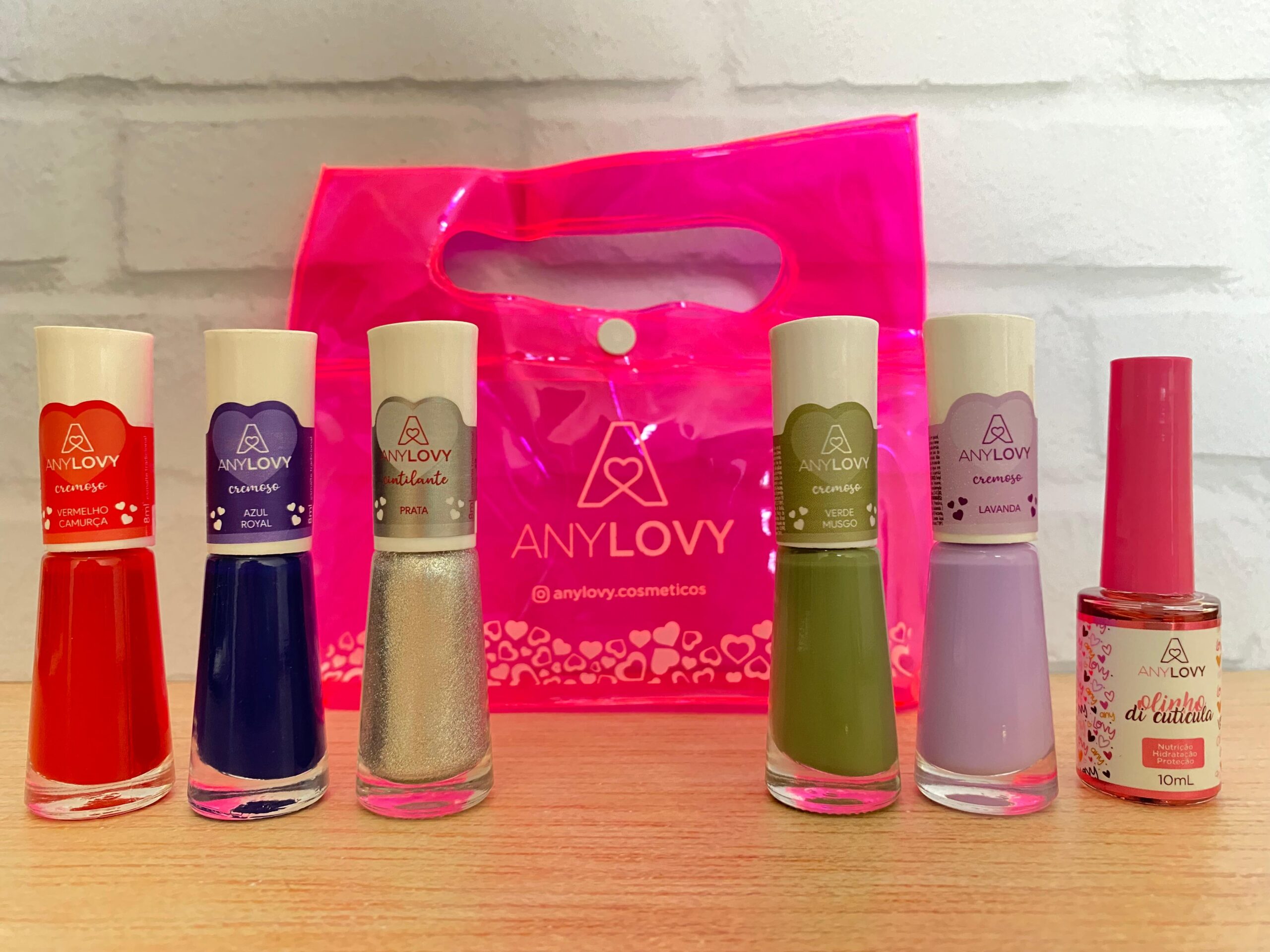 Esmaltes Any Lovy nas cores Vermelho Camurça, Azul Royal, Prata, Verde Musgo, Lavanda e Óleo de Cutícula em destaque.