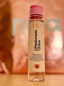 Sabonete Líquido Hyaluronic Care Nina MakeUp Skin com tampa rosa, fórmula com extrato de rosa mosqueta e ácido hialurônico.