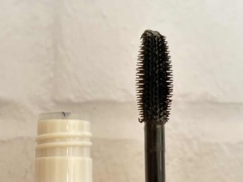 Close do aplicador de máscara de cílios Dalla com cerdas de silicone.