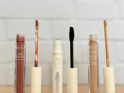 Aplicadores da linha labial Dalla com tons nude e vermelho abertos.