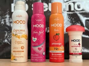 Linha MOOD com espuma Cupuaçu & Vanilla, desodorante Teen Girl, Teen Pêssego e Stick Frutas Vermelhas sobre bancada.