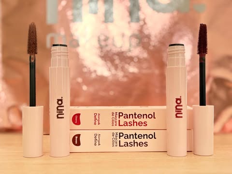 Máscaras de cílios Panthenol Lashes Nina MakeUp nas versões aberta e fechada, destacando escova alongadora e embalagem rosa.