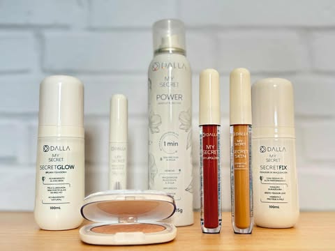 Produtos da linha Dalla My Secret organizados sobre mesa com fundo branco.