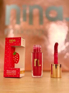 Gloss Labial Instant Glow Morango do Amor da Nina MakeUp aberto, mostrando o aplicador e a embalagem decorada com morango.