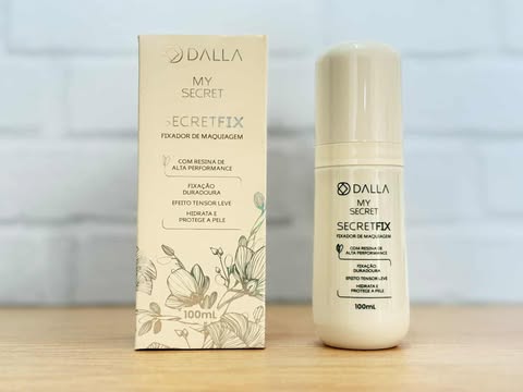 Fixador de maquiagem Secret Fix Dalla com caixa ilustrada ao fundo.