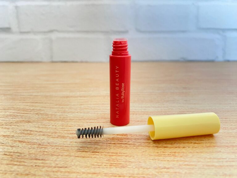 Máscara de sobrancelhas Natalia Beauty by Ruby Rose aberta sobre superfície de madeira.