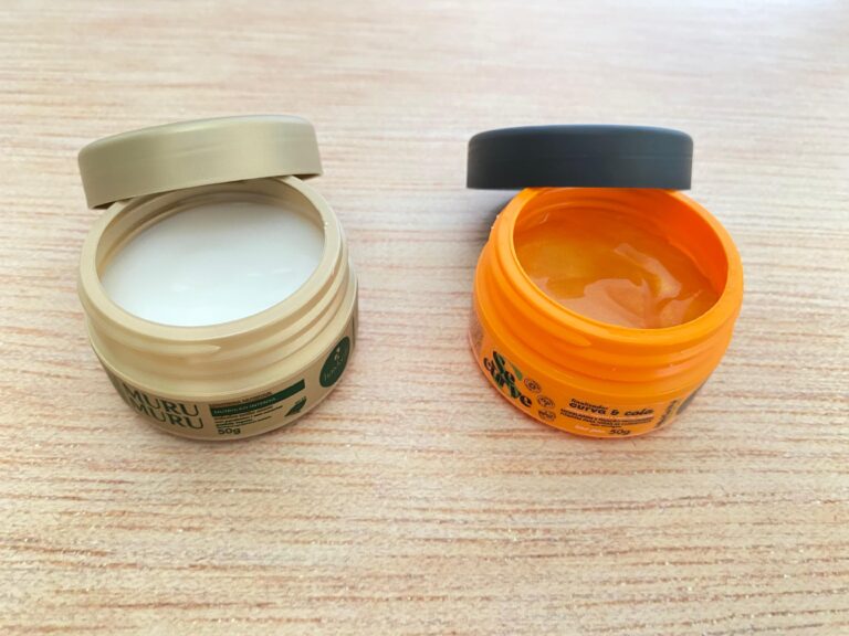 Manteigas capilares Haskell Muru Muru e Se Encurva Que Cola abertas mostrando textura cremosa.