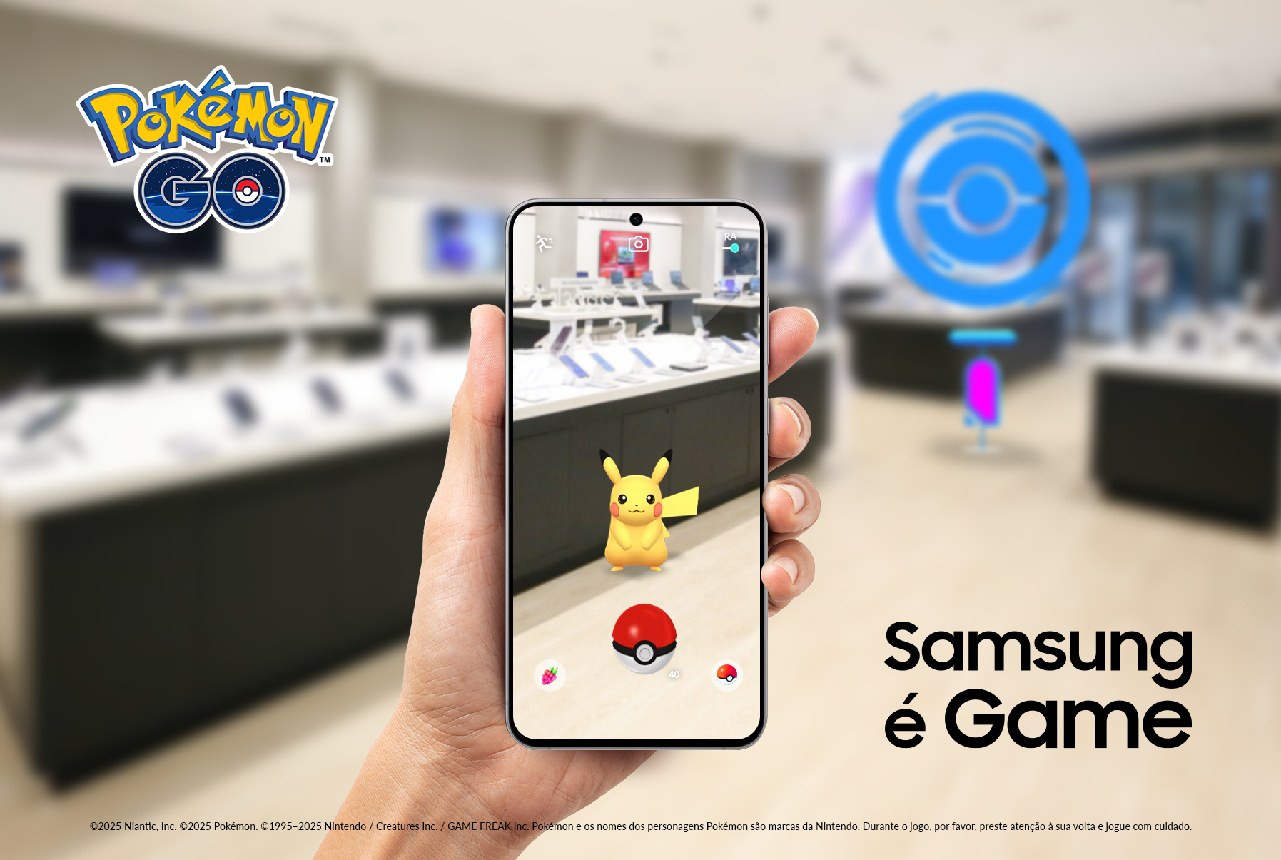 Jogador captura Pikachu no aplicativo Pokémon GO usando smartphone Samsung em loja oficial, com Poképarada ao fundo e slogan “Samsung é Game”.