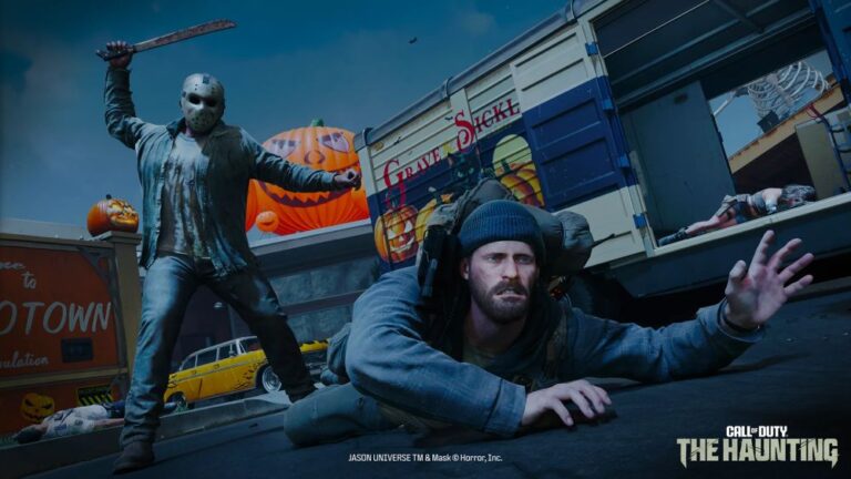 Jason de Call of Duty The Haunting ataca um jogador caído em um cenário temático de Halloween com abóboras e caminhões.