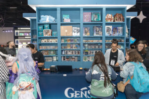 Loja oficial de Genshin Impact na BGS 2025, com prateleiras cheias de produtos colecionáveis, figures e acessórios, atraindo fãs e cosplayers durante o evento.