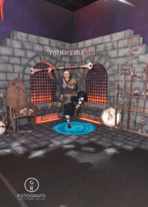 Espaço instagramável de Path of Exile 2 na BGS 2025, com cenário medieval, armas decorativas e ator caracterizado em pose de combate.