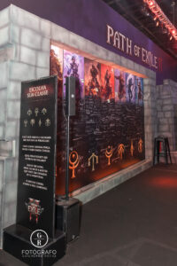 Painel da ativação “Escolha Sua Classe” de Path of Exile 2 na BGS 2025, com artes das classes e assinaturas dos visitantes no mural.