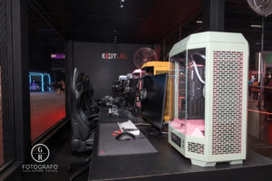 Estações de jogos da ExitLag na BGS 2025 equipadas com PCs coloridos e periféricos gamer para demonstração da tecnologia sem lag.