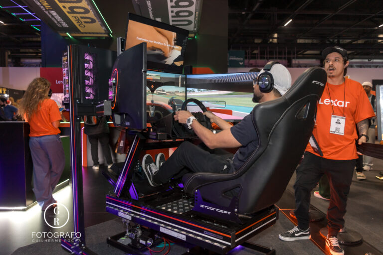 Participante utiliza o simulador de corrida da Lexar na BGS 2025, uma das ativações mais disputadas do estande.