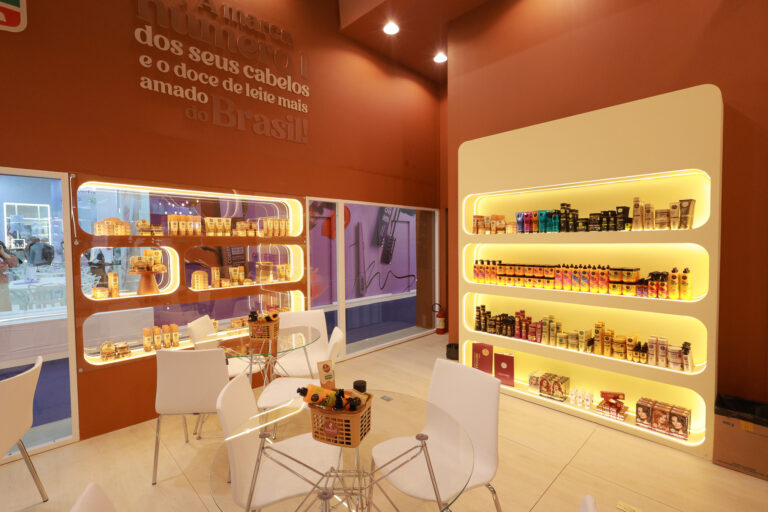 Prateleira da Haskell na Beauty Fair 2025 exibindo linhas completas de cuidados capilares e corporais, com destaque para a coleção C-Curve.