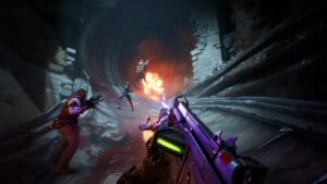 Combate cooperativo em Painkiller, jogadores enfrentando criatura demoníaca gigante em túnel sombrio com explosões e correntes roxas.