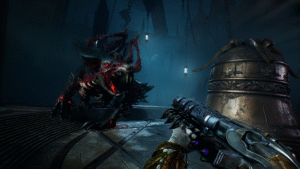 Monstro grotesco de dentes afiados enfrentando jogador armado em ambiente gótico e escuro no FPS Painkiller.