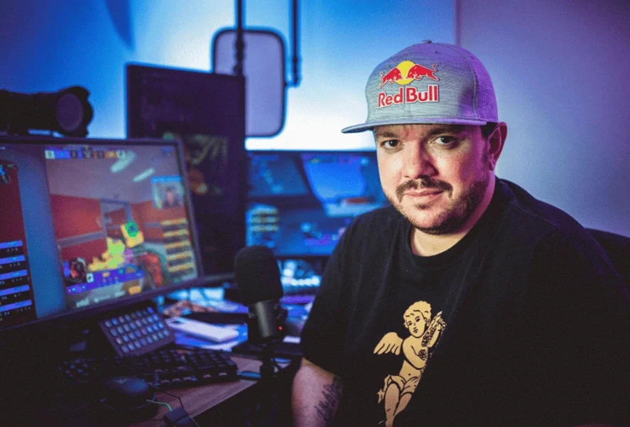 Gaules durante transmissão de Counter-Strike, usando boné da Red Bull, em destaque na cobertura do Red Bull Classics na CCXP 2025.