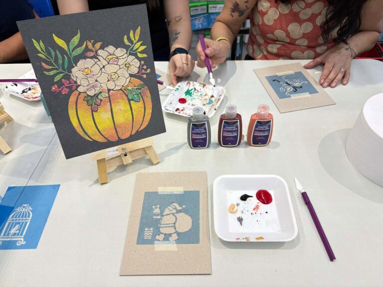 Mesa de pintura artesanal no curso de granoulage oferecido pela Casa da Madeira durante a Criativa Campinas.